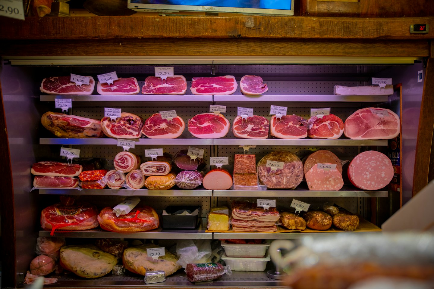 Vetrina piena di vari salumi e carni stagionate.