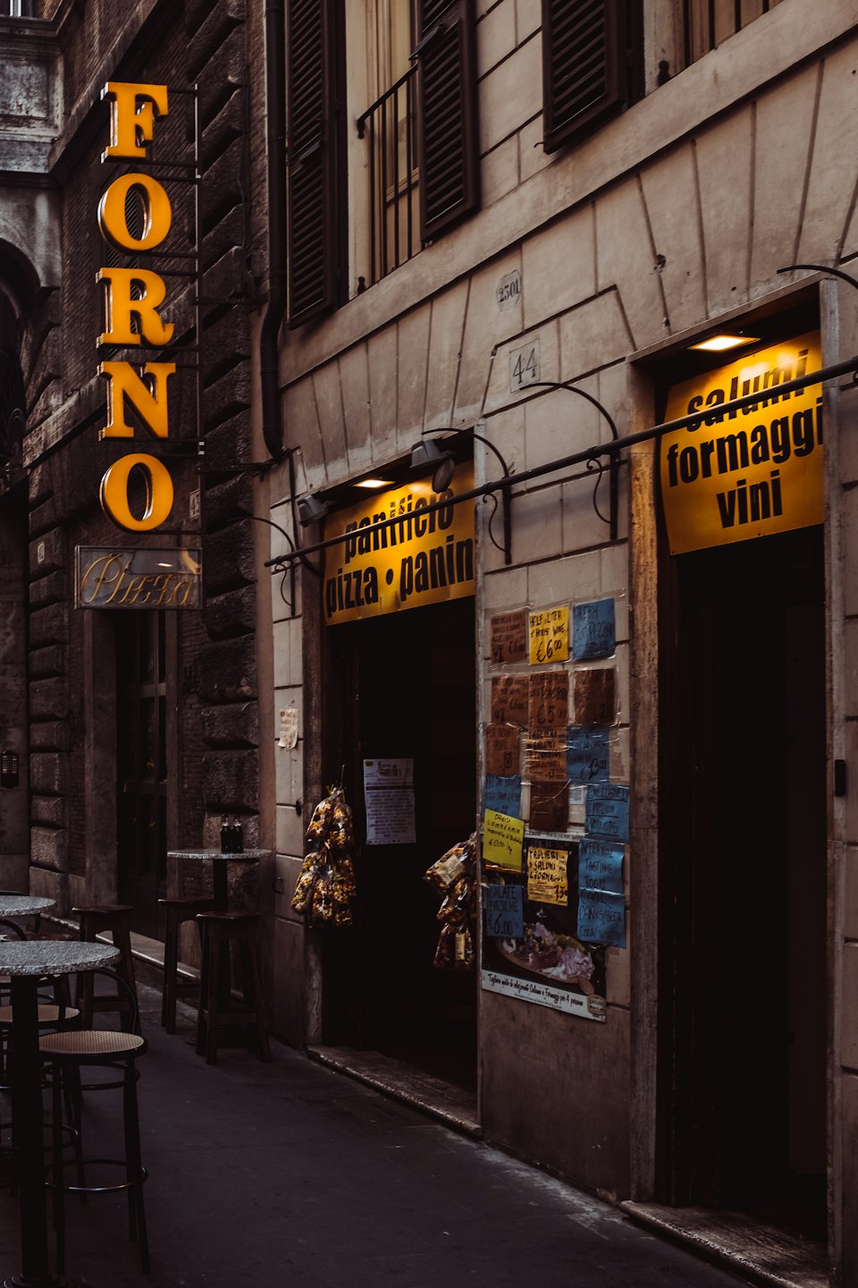 Vetrina di una panetteria italiana con insegna arancione "Forno".